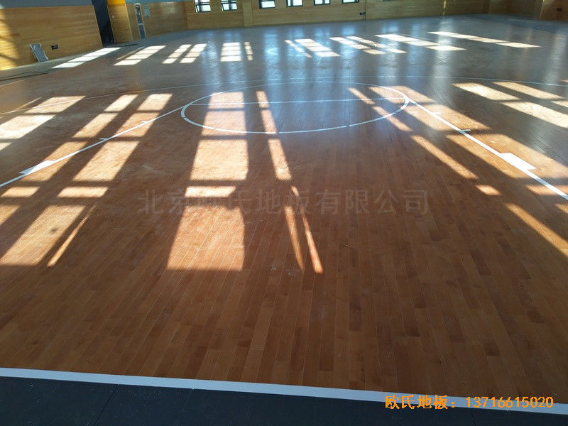 武漢廣阜屯小學(xué)清江錦城分校籃球館運(yùn)動(dòng)地板施工案例5